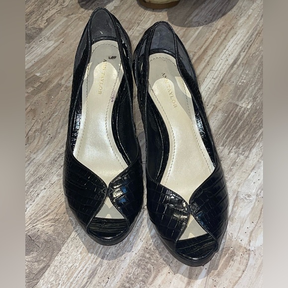 Ann Taylor Snakeskin Heels: Size 7.5 - Picture 2 of 4